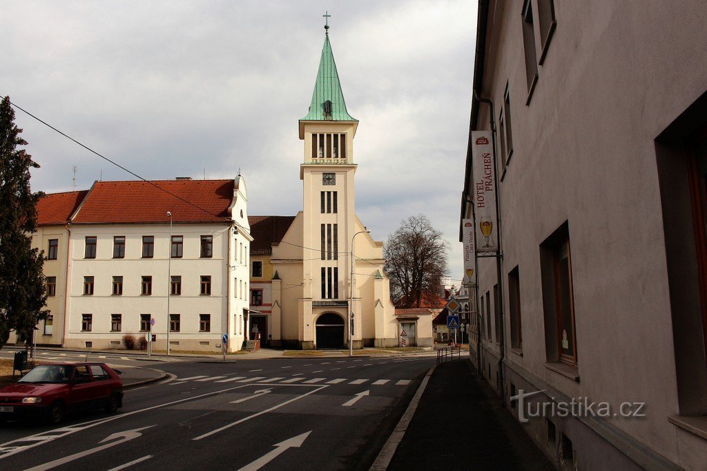 Horažďovice, klášter a kostel pohled ze Strakonické ulice