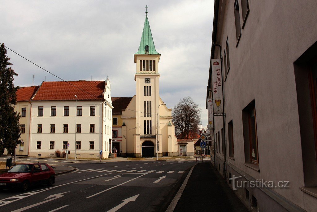 Blick auf Horažďovice, Kloster und Kirche von der Straße Strakonická