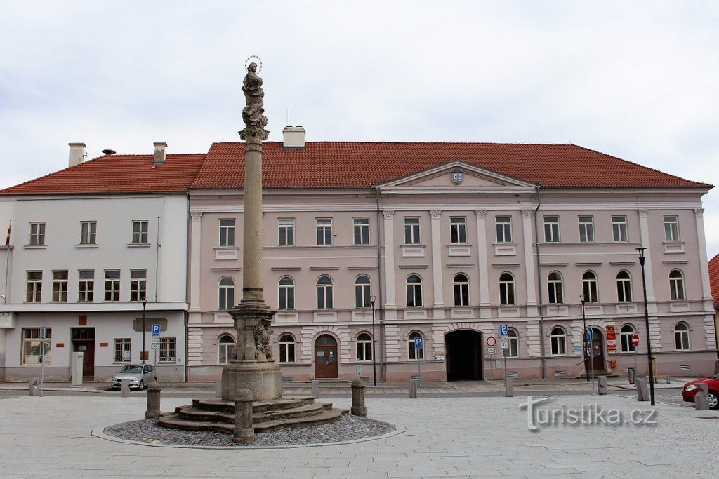 Horažďovice, mariánský sloup na náměstí Míru