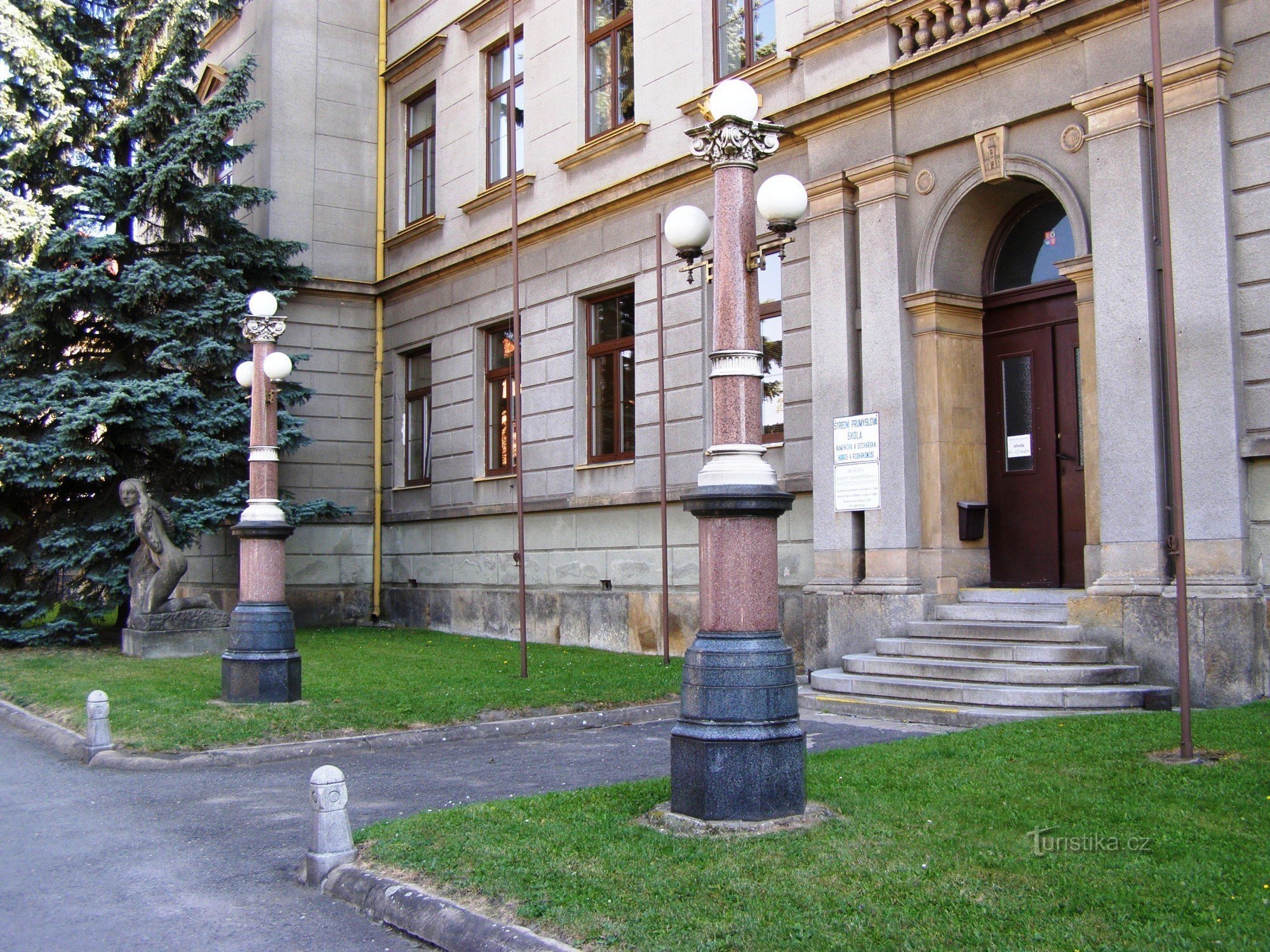 Hořice - escola de escultura e pedreiro