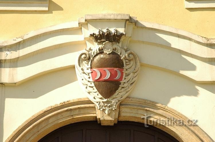 Hořice in Podkrkonoší - Burg, Wappen über dem Portal: Das Wappen gehört den Strozzi von Str