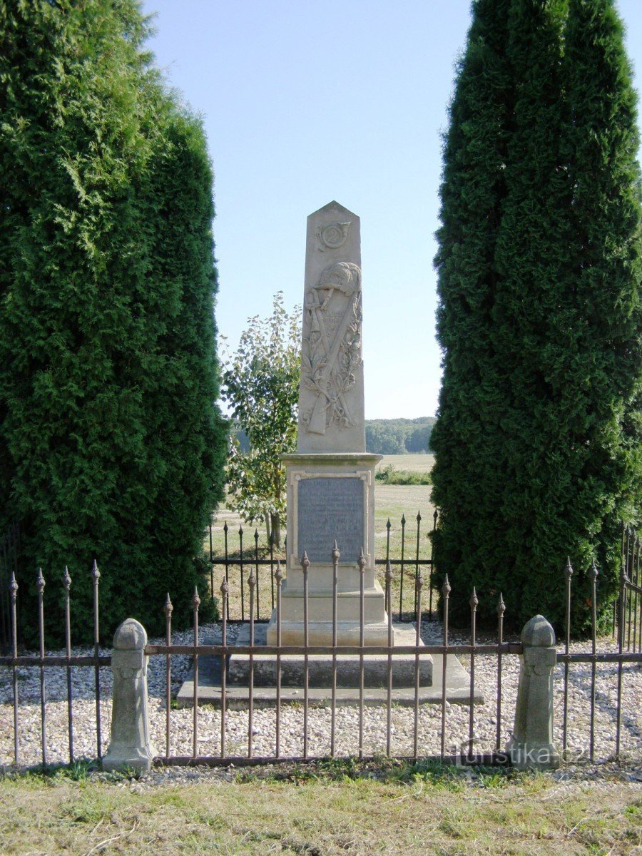 Hořiněves - 1866 年战役的纪念碑