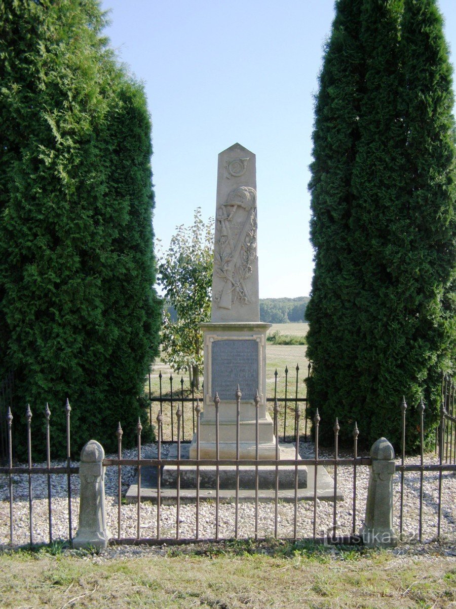 Hořiněves - monuments to the battle of 1866