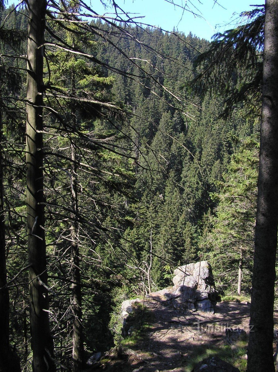 den övre kanten av klipporna ovanför Vysoké vodópád-dalen