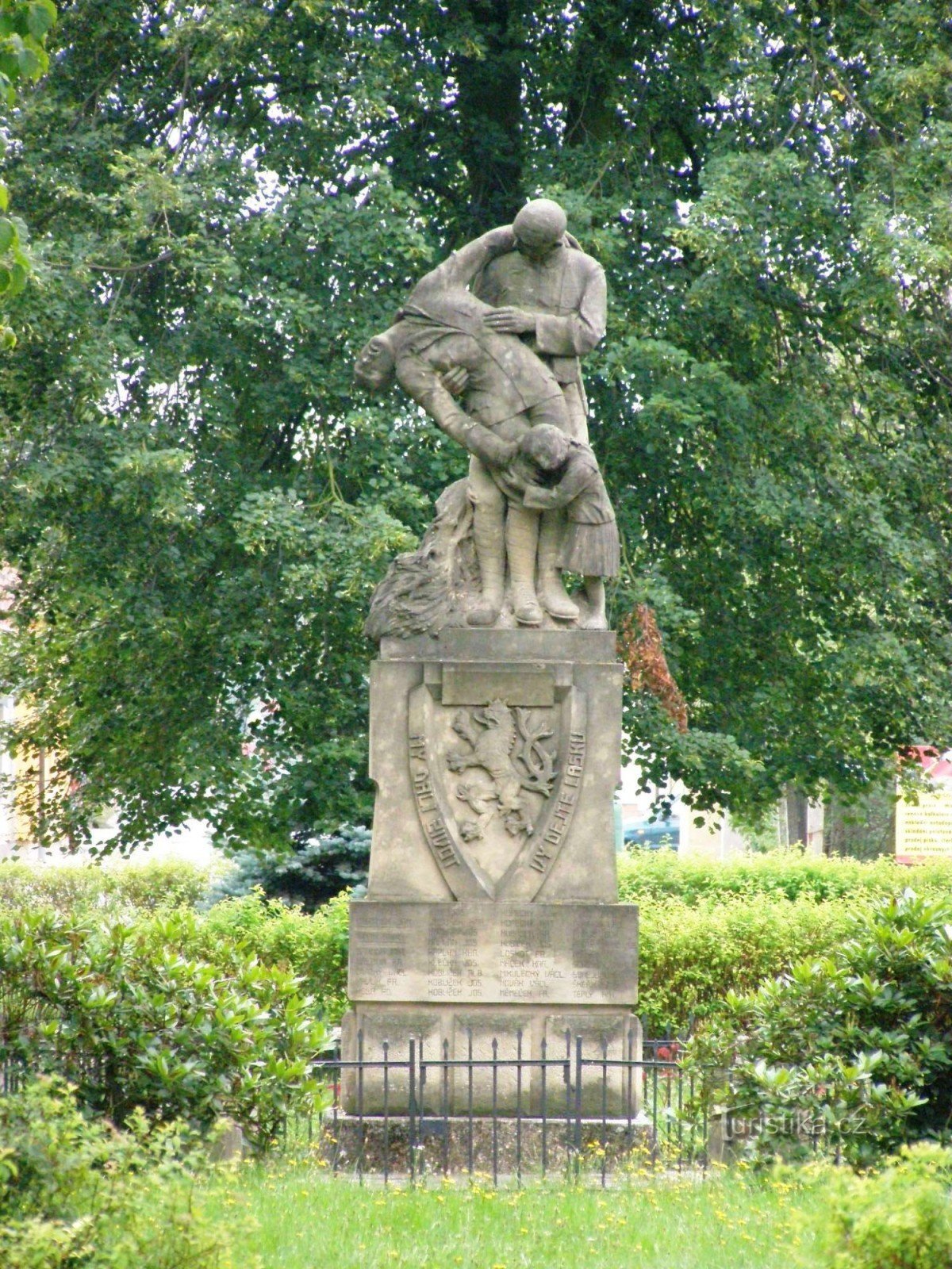 Horní Jelení - đài tưởng niệm các nạn nhân chiến tranh