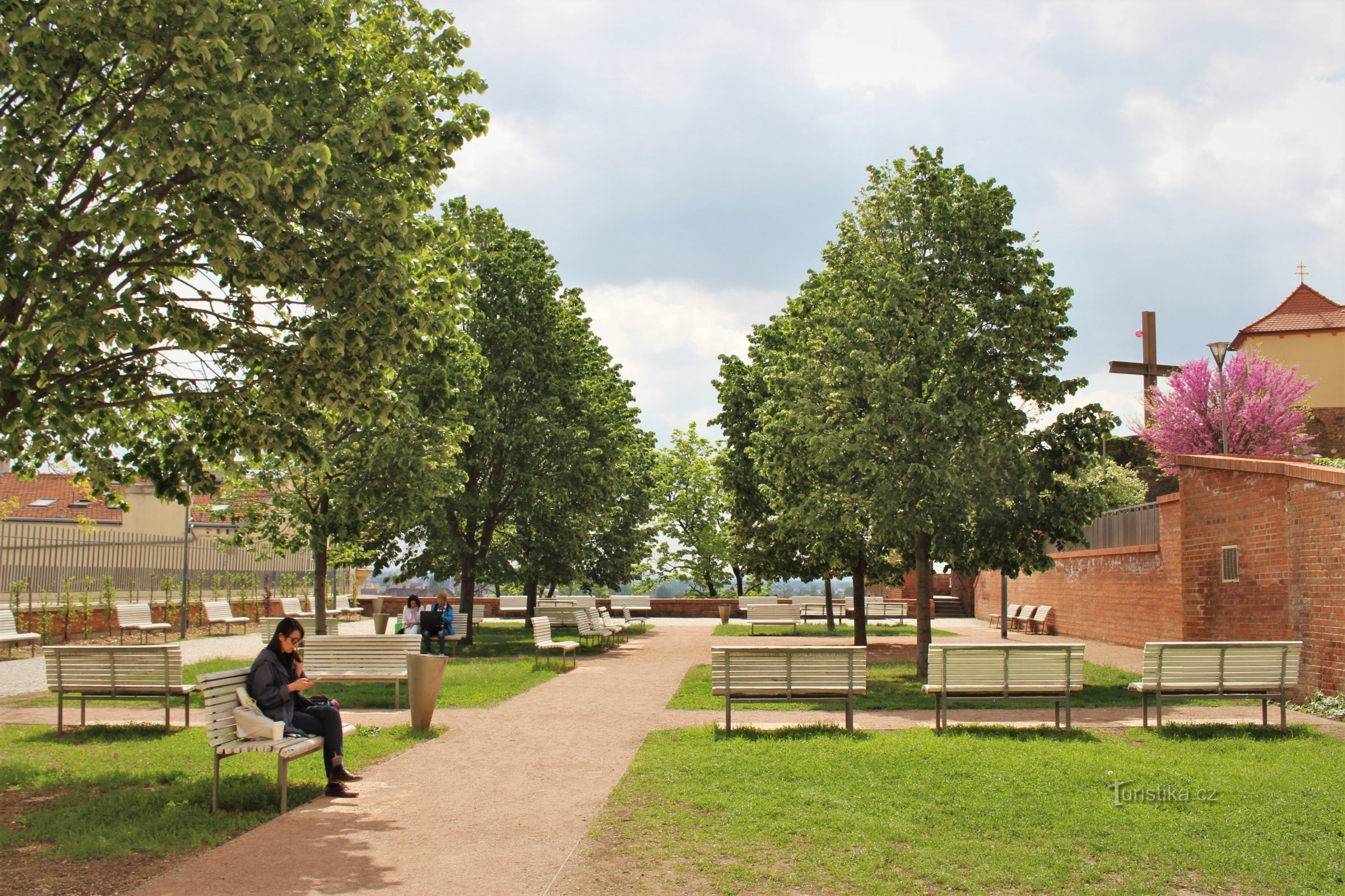 Obere Kapuzinerterrassen mit Sitzbänken und bewachsenem Parkgrün