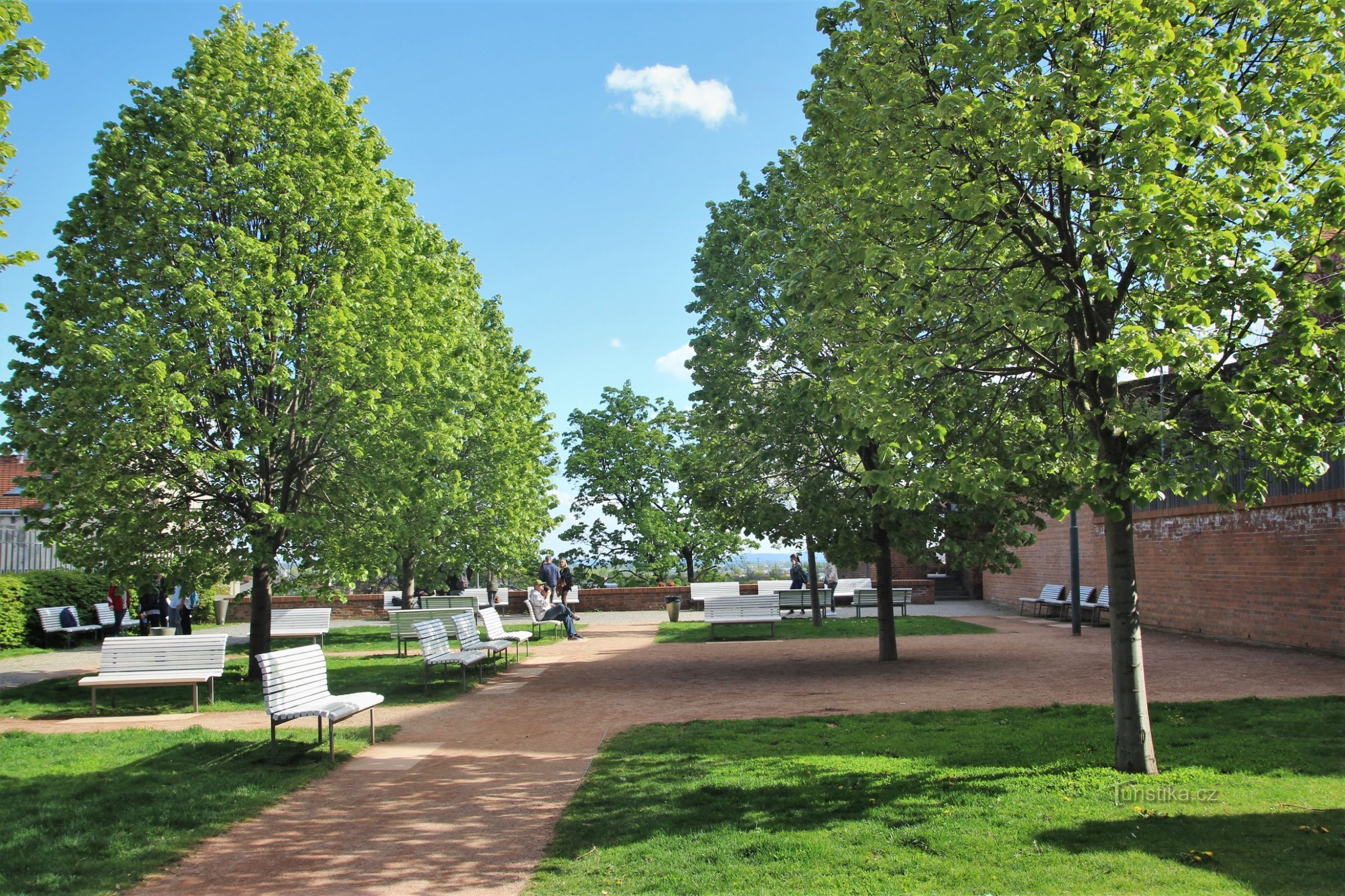 Obere Kapuzinerterrassen mit Sitzbänken und bewachsenem Parkgrün