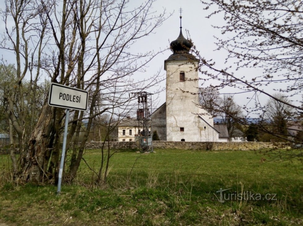 das obere Ende mit der Kirche