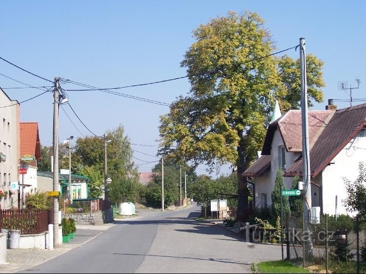 Horní Lhota: Vista da aldeia, estrada principal, capela à direita, restaurante à esquerda, loja