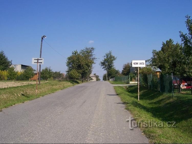 Horní Lhota: Kilátás a falu bejáratára Zátiší felől