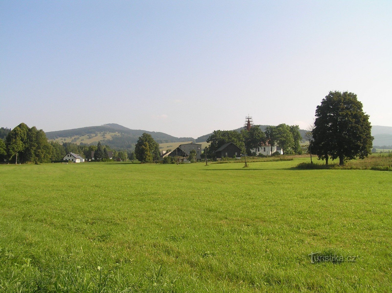 Zgornja Lipka. Levo v ozadju Klepáč, desno cerkev sv. Anne.