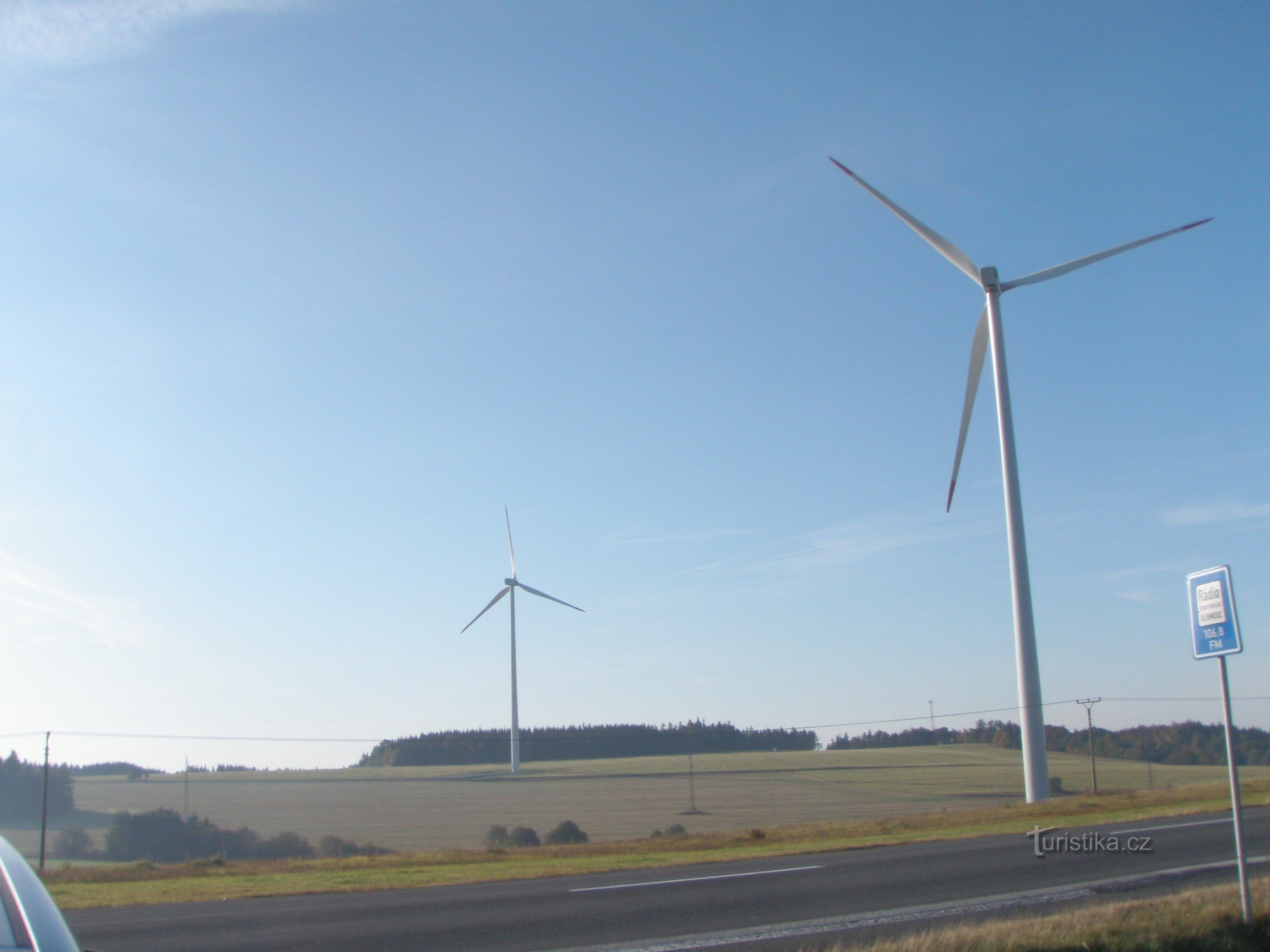 Horní Loděnice (parte de Nové Dvorka), molinos de viento junto a la carretera I/46 (Lipina - Horní Loděnice)