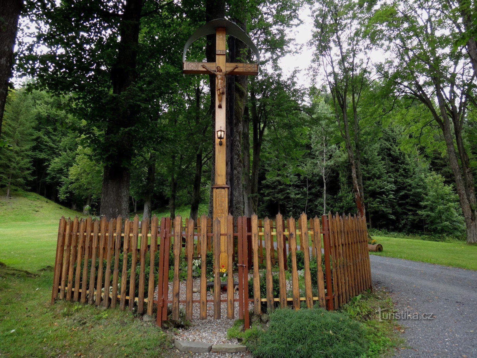 Oberes Lomná-Kreuz unter der Kirche