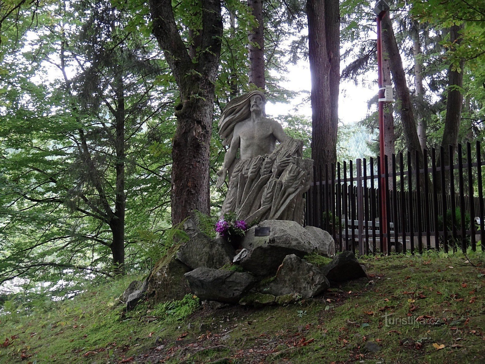 Øvre Lomna statue ved kirken