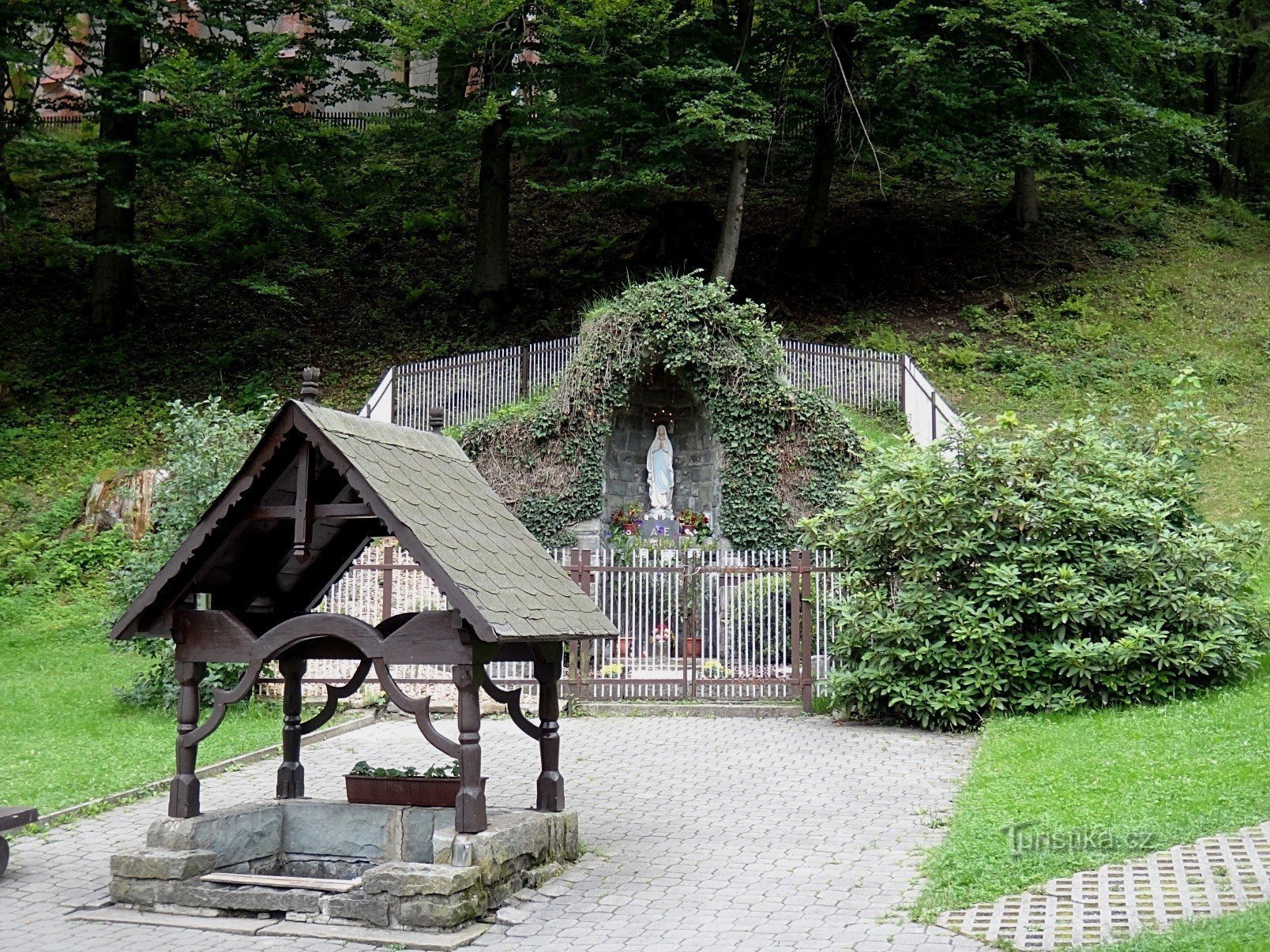 Brunnen und Höhle Horní Lomná