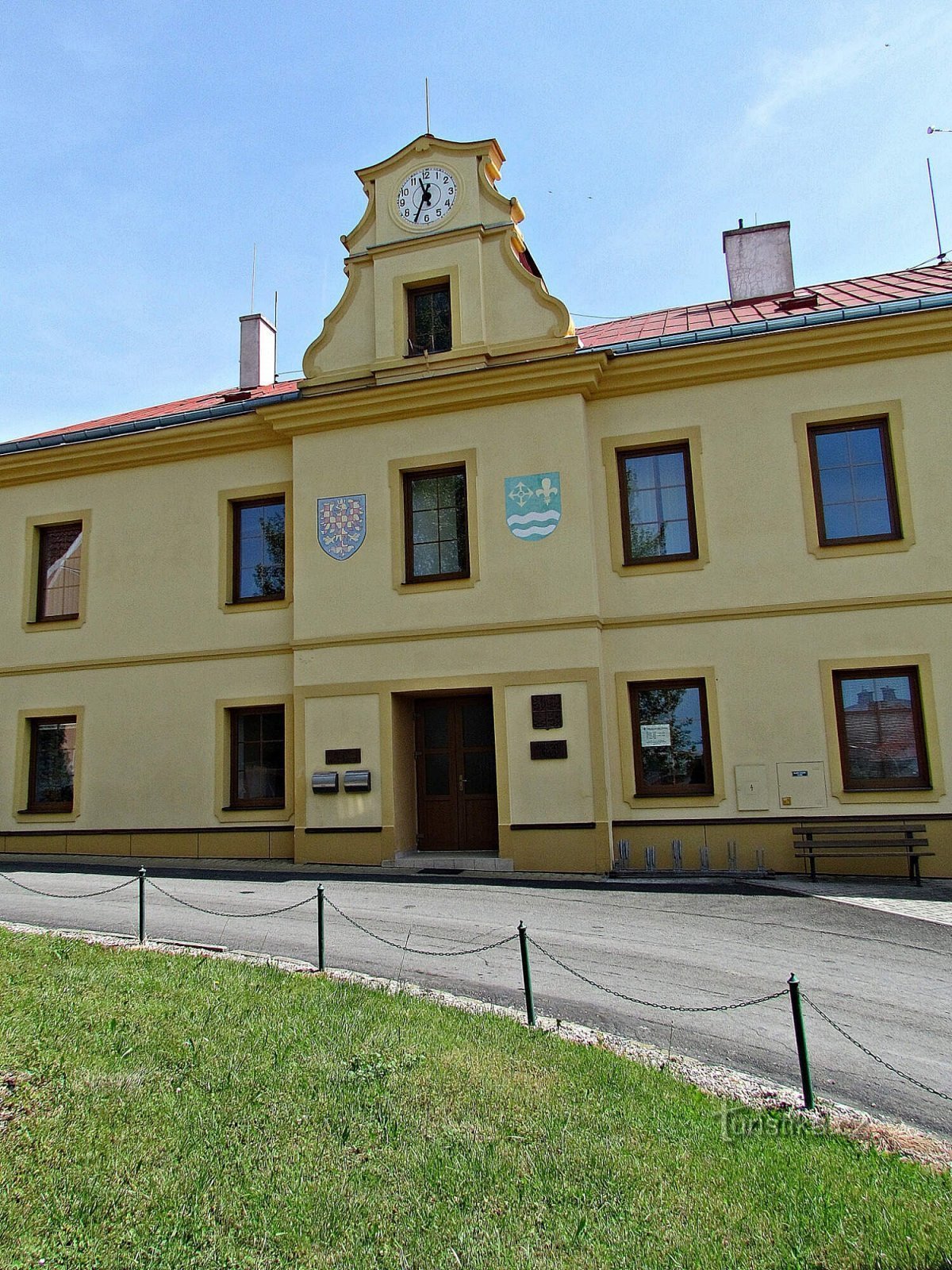Horní Moštěnice - khuôn viên của lâu đài và công viên