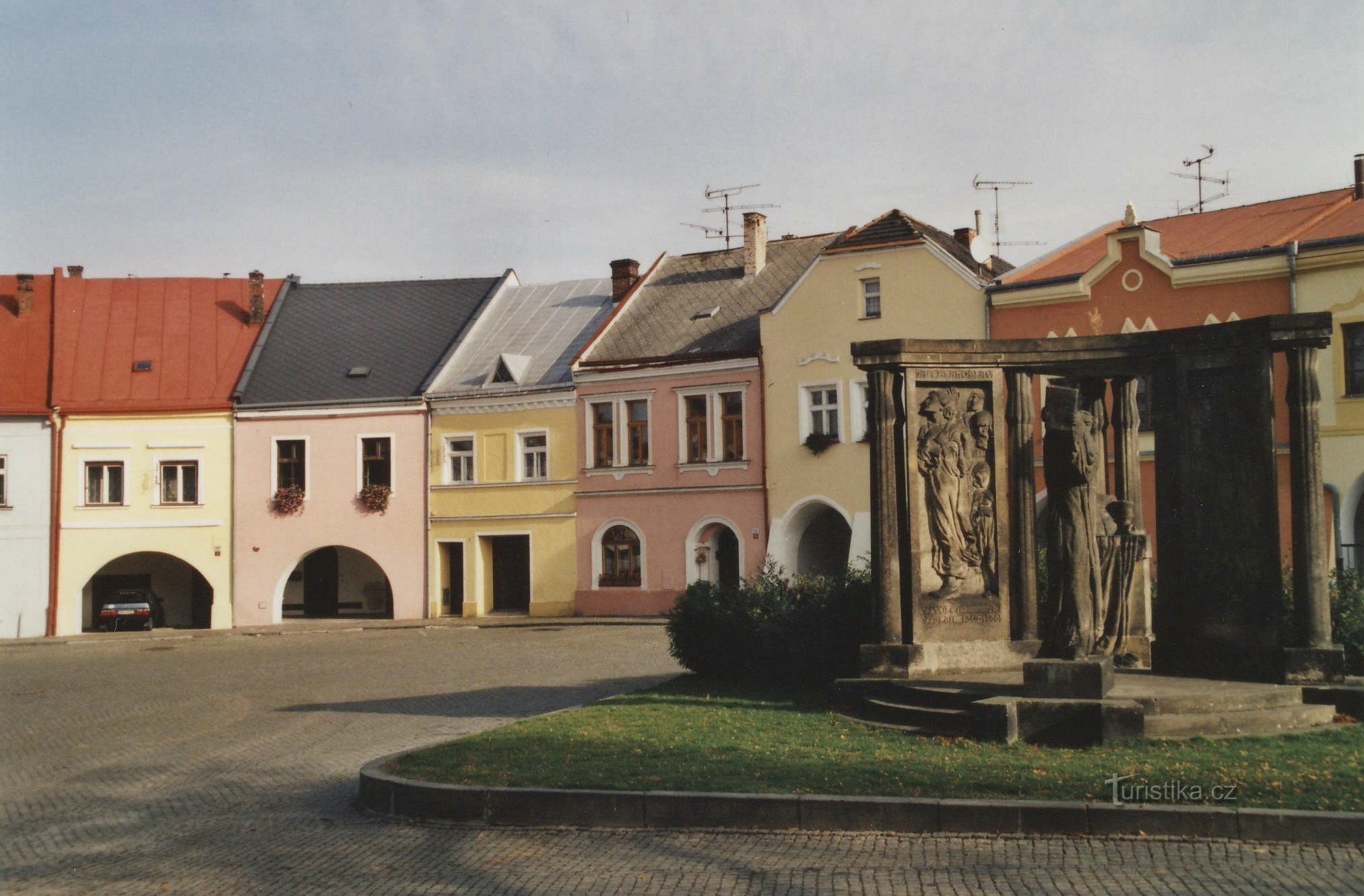 Yläaukio ja Jan Blahoslavin muistomerkki, jossa on Kralicka-raamattu