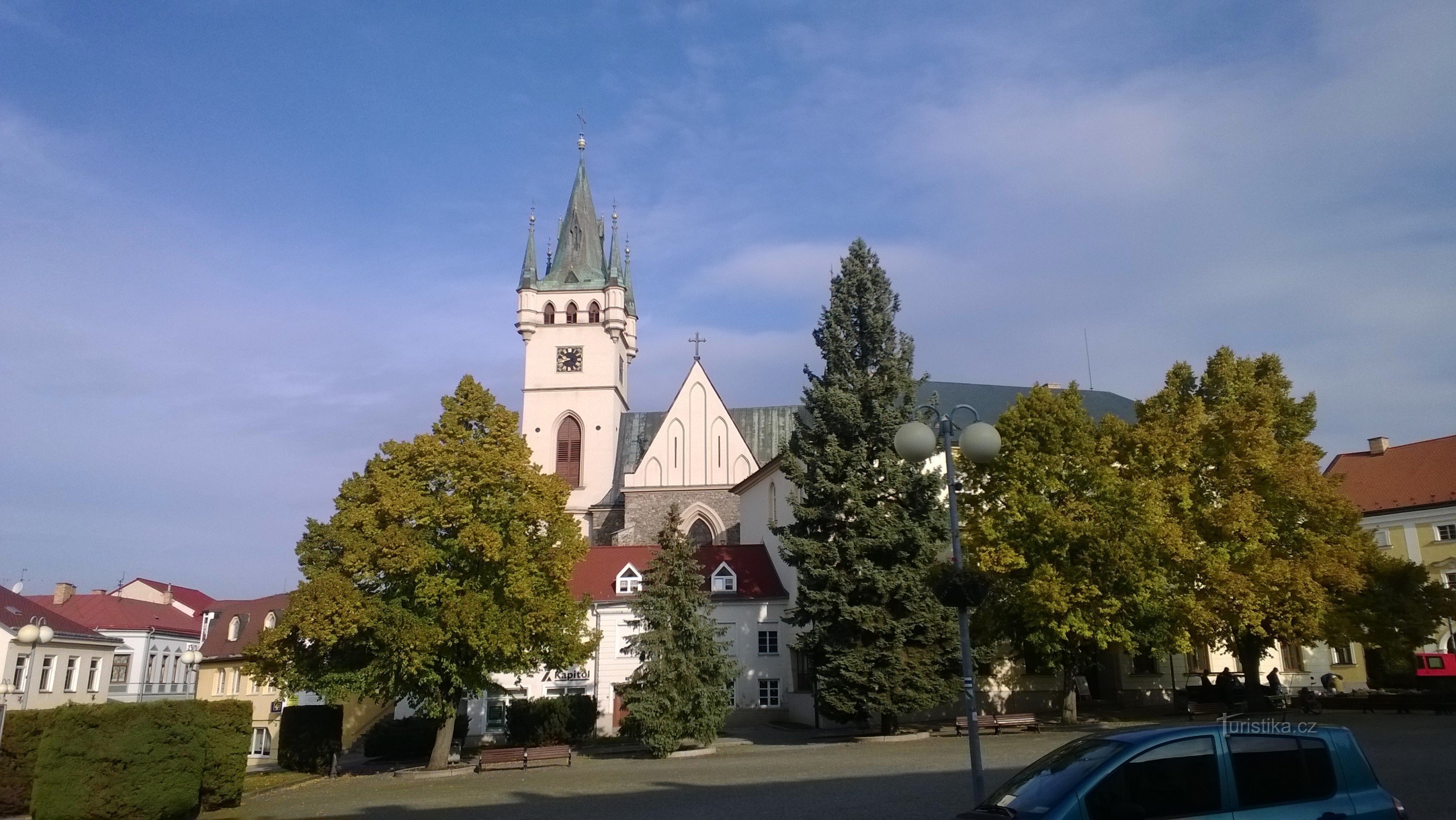 Horní náměstí s kostelem sv. Mikuláše.