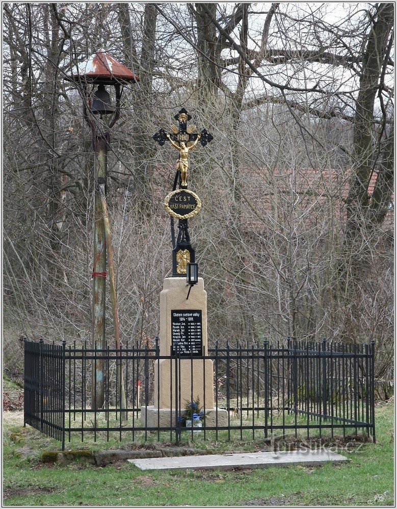 Upper Počátky, un monumento a las víctimas de la Primera Guerra Mundial y un campanario