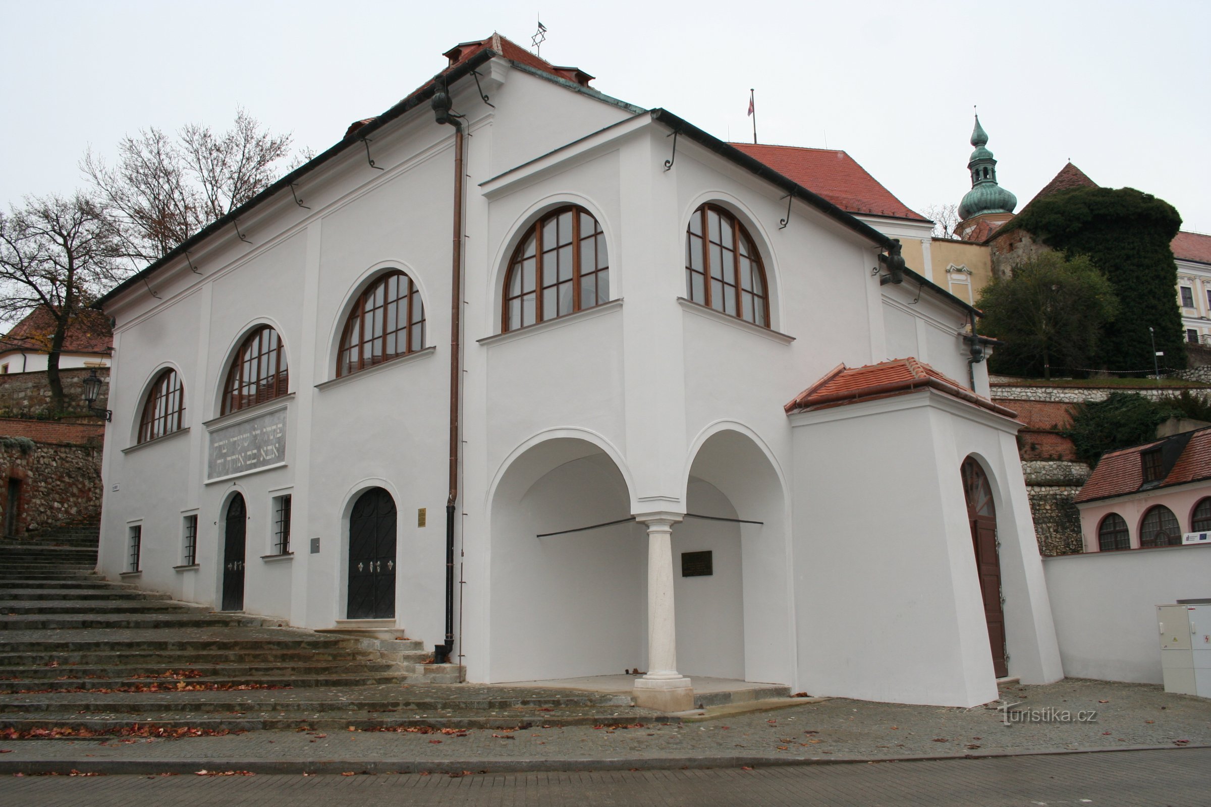 Den øvre synagoge i Mikulov, udsigt fra Husova-gaden