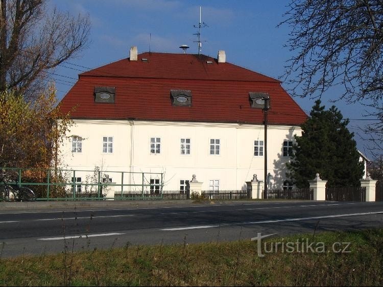 Horní Tošanovice - kasteel: Uitzicht op het kasteel en weg nr. E462