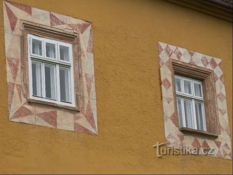 Upper fortress - detail of windows: Close-up of the windows of the upper fortress and their panelling.