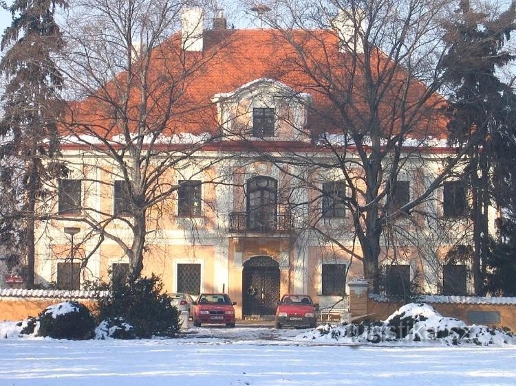 Lâu đài trên: Panenské Břežany, viện dưỡng lão