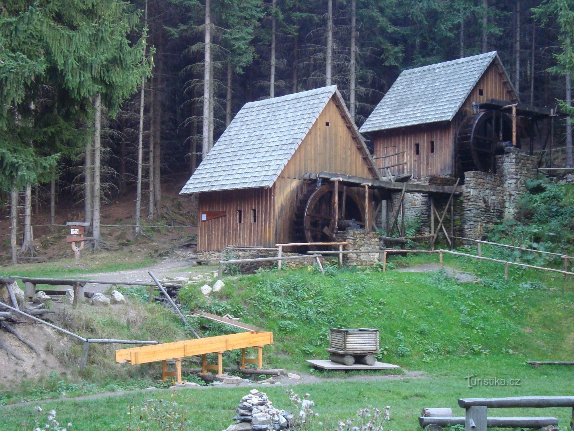 Friluftsmuseum för gruvdrift nära Gyllene bergen - vattenkvarnar av guldmalm i trä - Foto: Ulrych Mir.