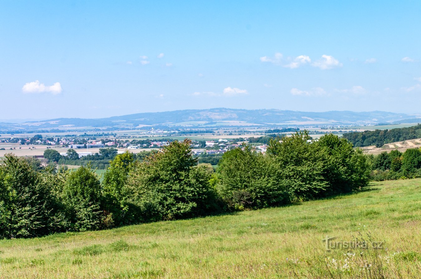 Gornjomoravska dolina s Bradlom u pozadini