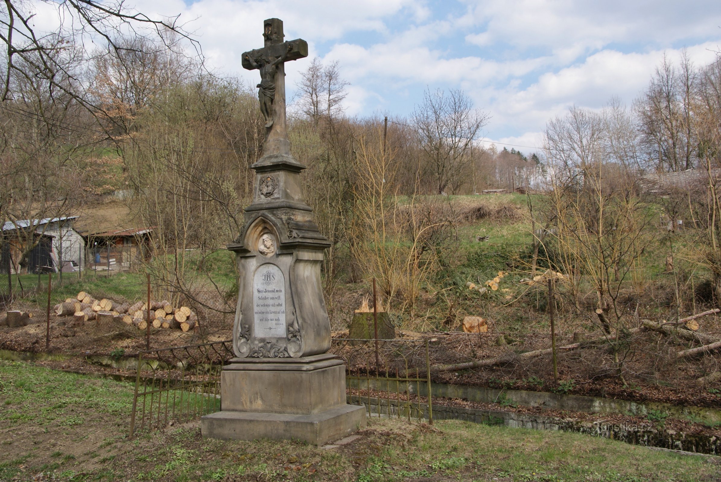 croce del tempio alto vicino al giradischi