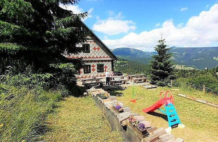 Refugio de montaña Dimrovka en verano Pec pod Sněžkou