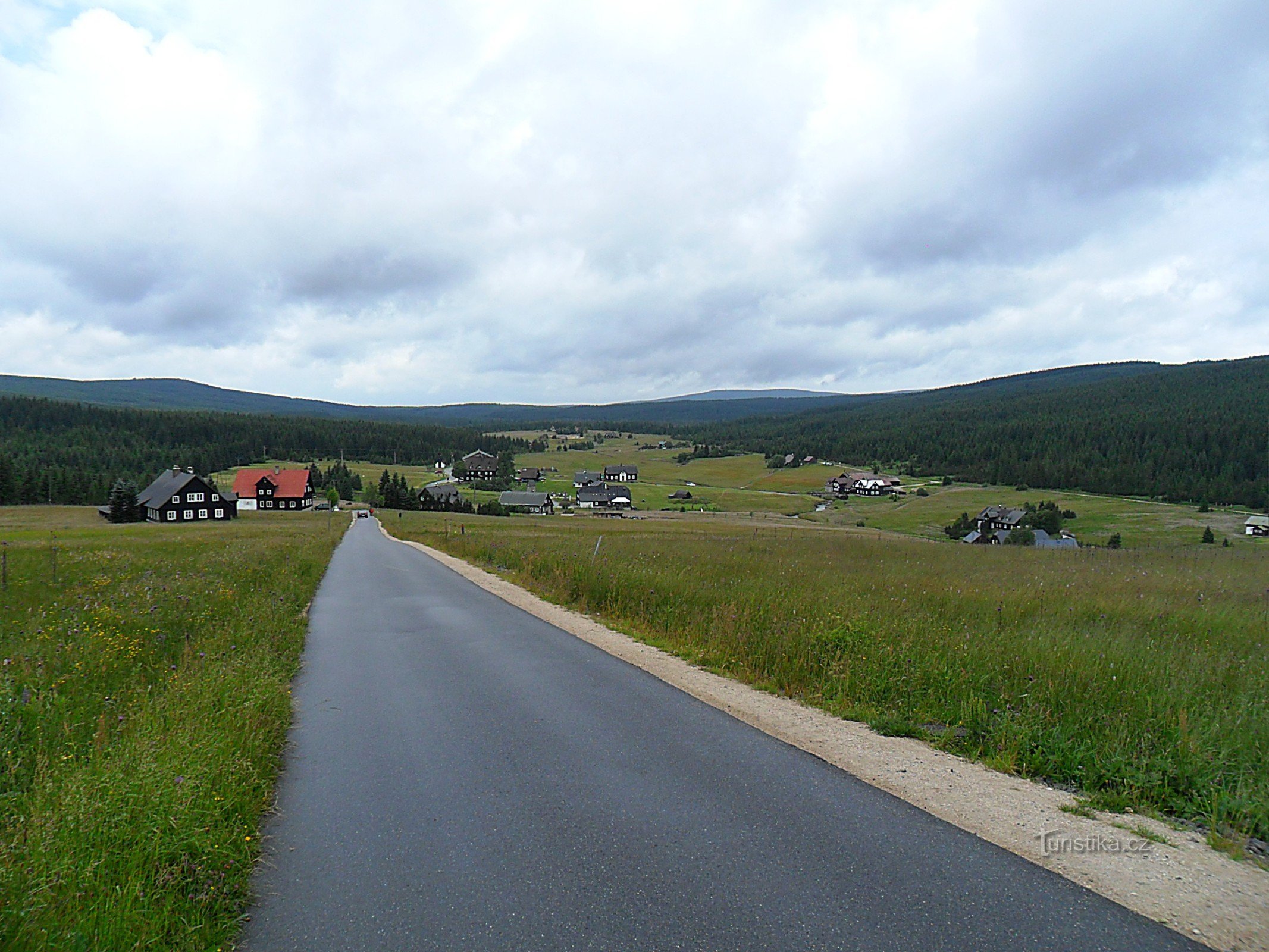 carretera de montaña a Jizerka