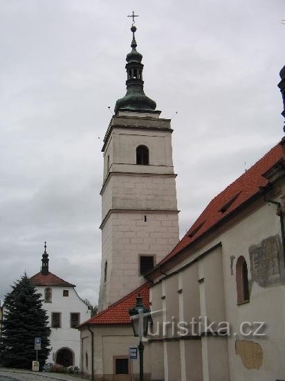 Horšovský Týn - εκκλησία: η εκκλησία στην πλατεία στο Horšovský Týn μπροστά από το κάστρο