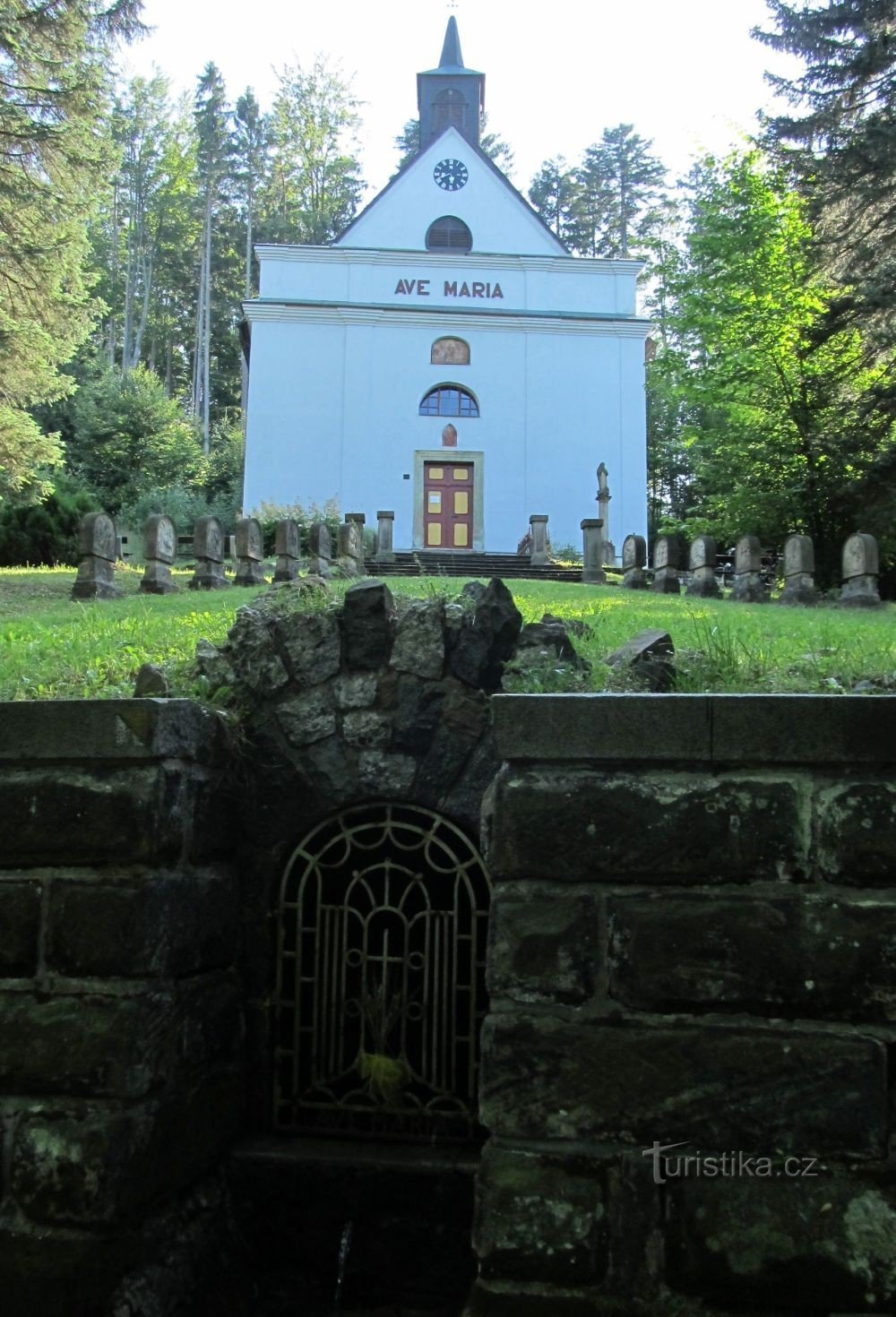 山 - 教堂和井