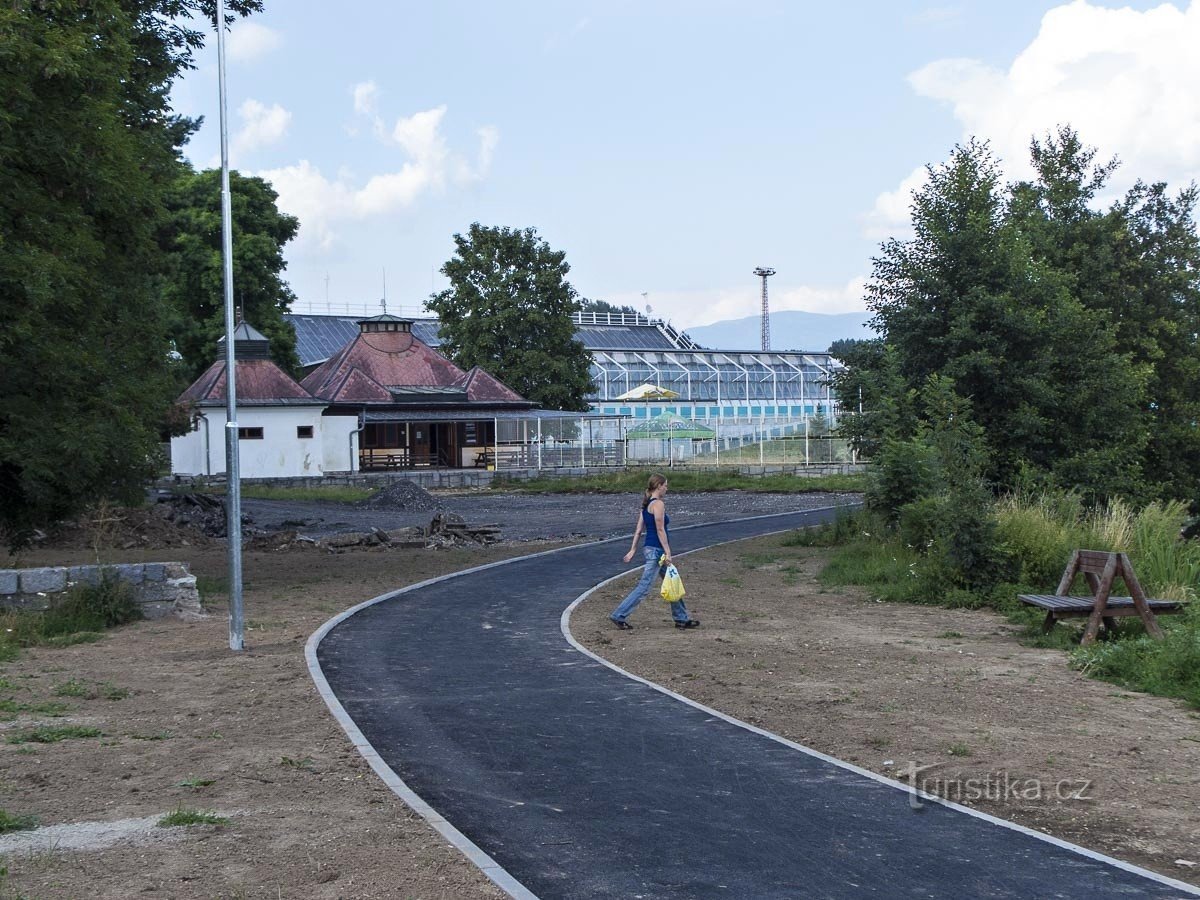 Im Hintergrund eine Kneipe und ein Hallenbad