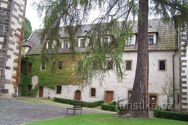 Edifício da fazenda no Castelo Superior em Benešov nad Ploučnicí-