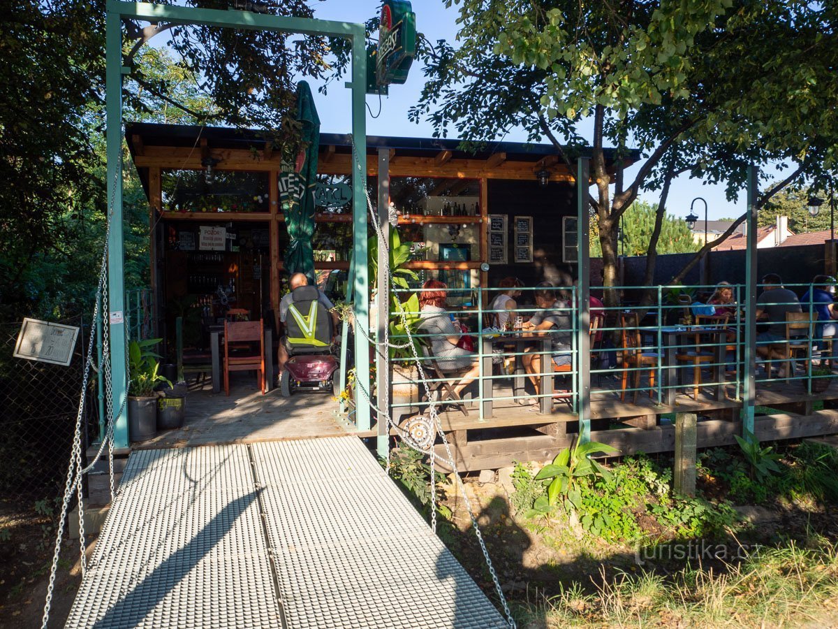 Uma taverna na sombra do sol da tarde