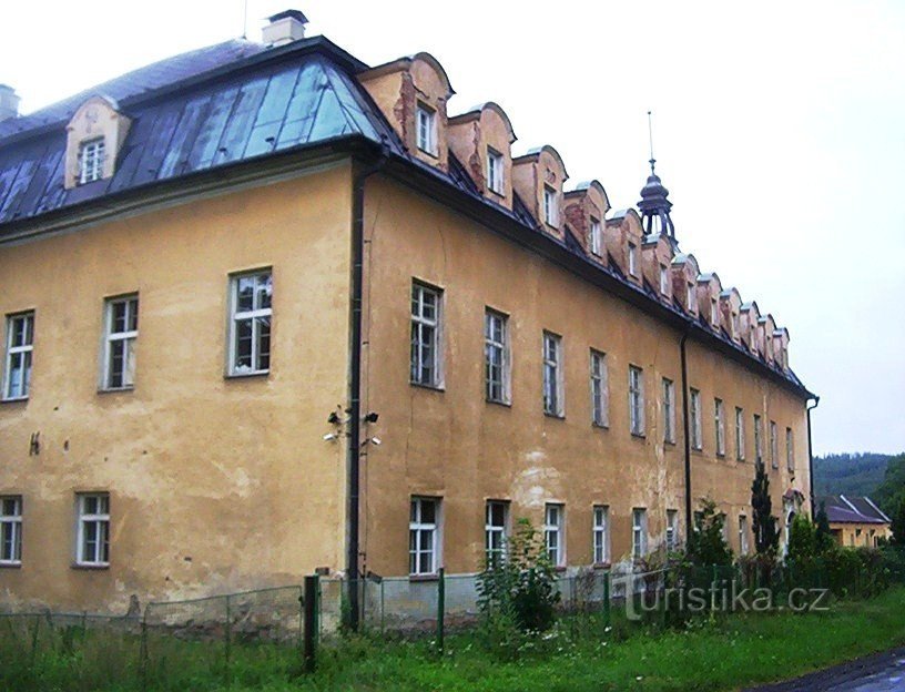 Hošťálkovy-Schloss-südlicher Teil des Südflügels an der Straße-Foto: Ulrych Mir.