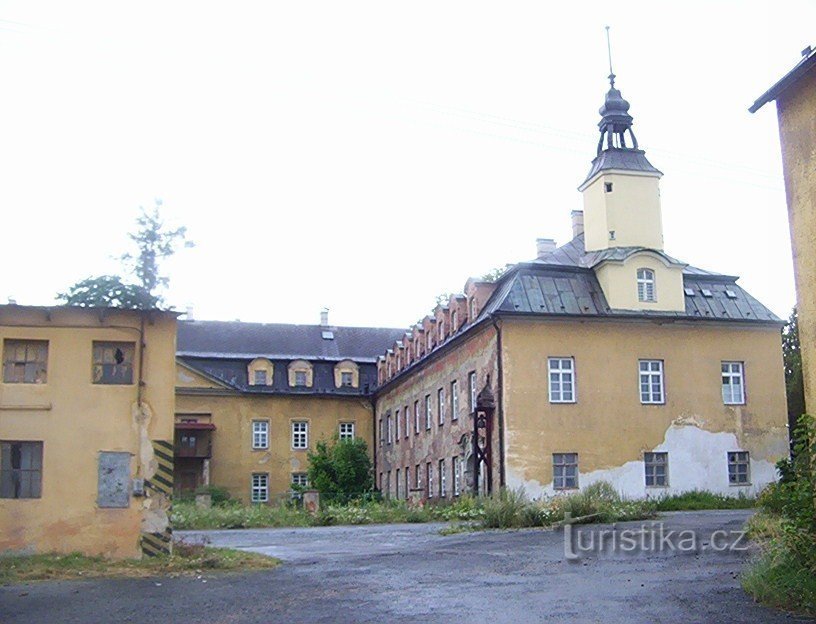Hošťálkovy-zámek-severní křídlo s věží z hospodářského dvora-Foto:Ulrych Mir.