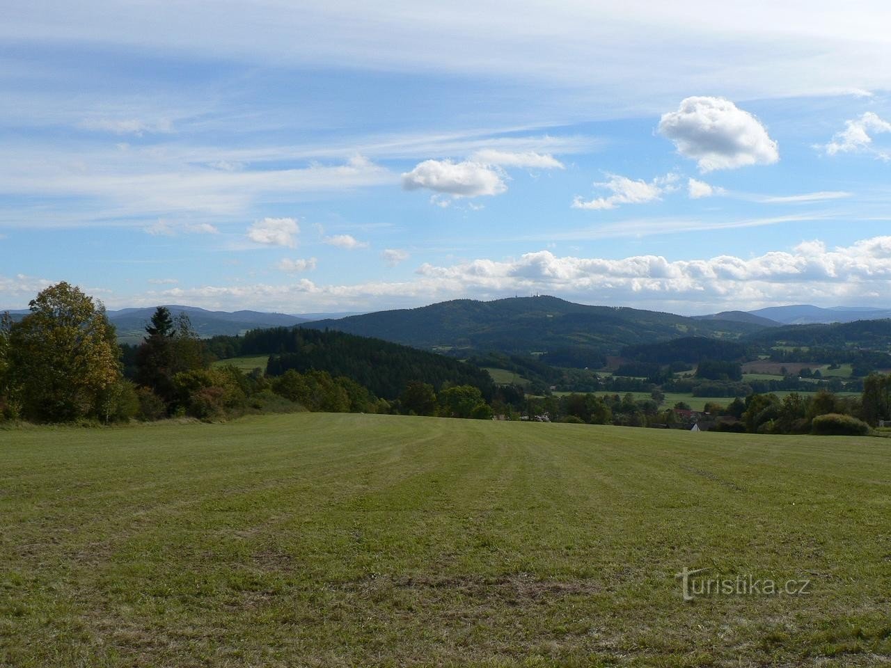 Hostidráz, vedere spre sud cu Svatobor și Křemelná în fundal