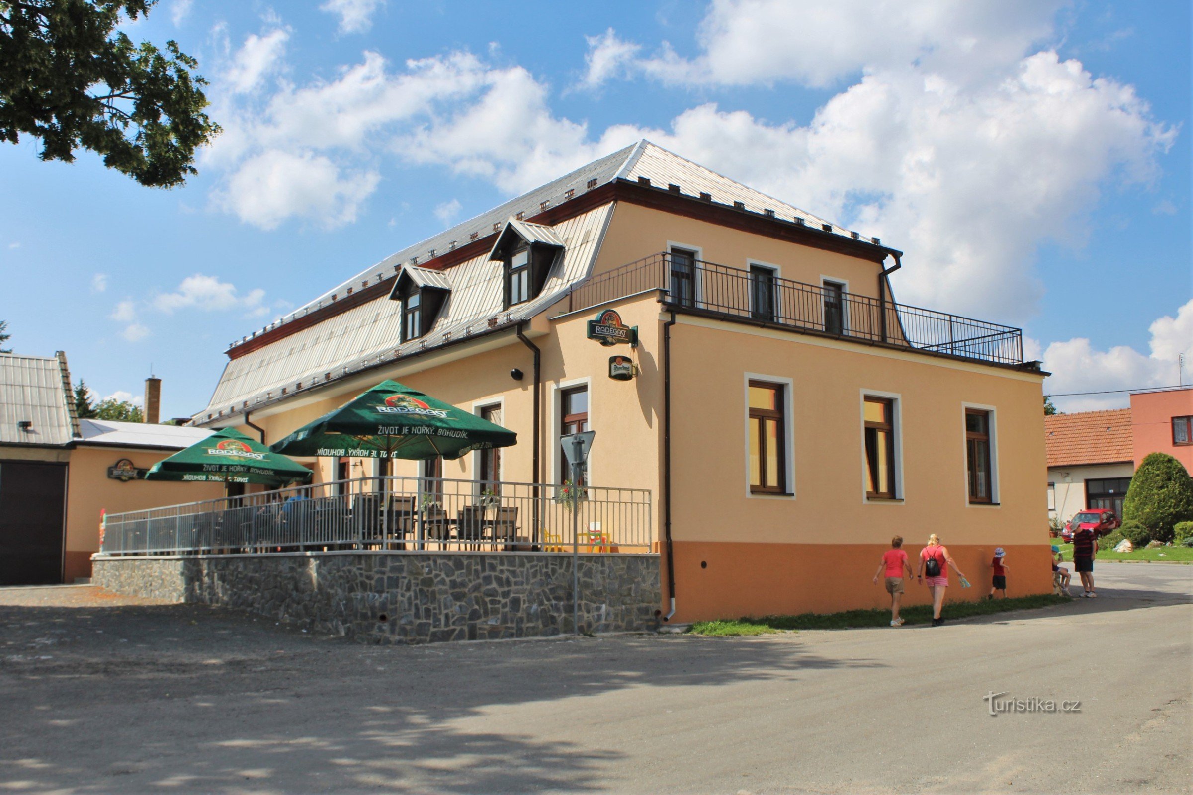 Das Gasthaus Staré časy bietet ganztägig warme Küche und im Sommer auch eine Rezeption
