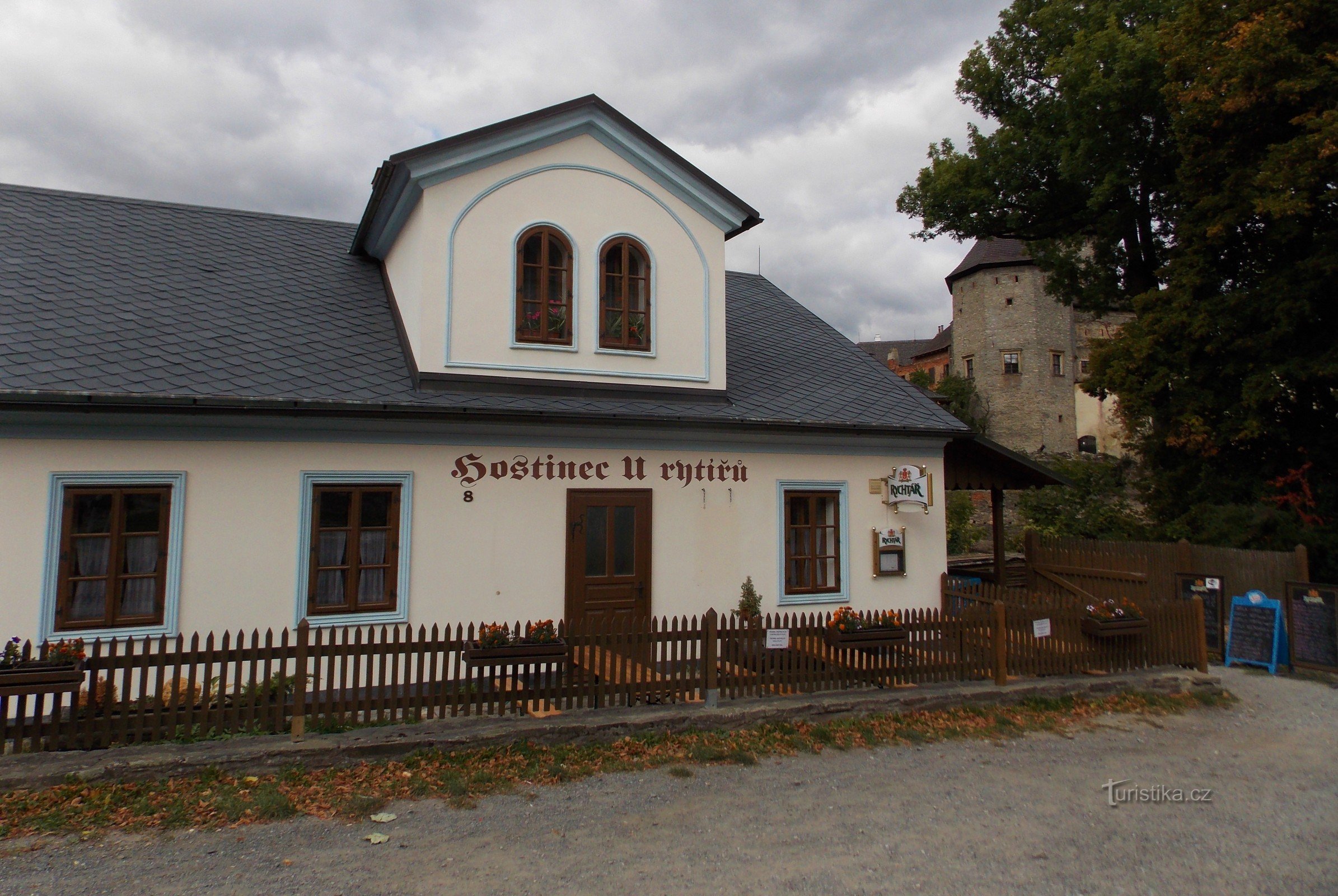 靠近 Sovinec 城堡的 U Rytířů 旅馆