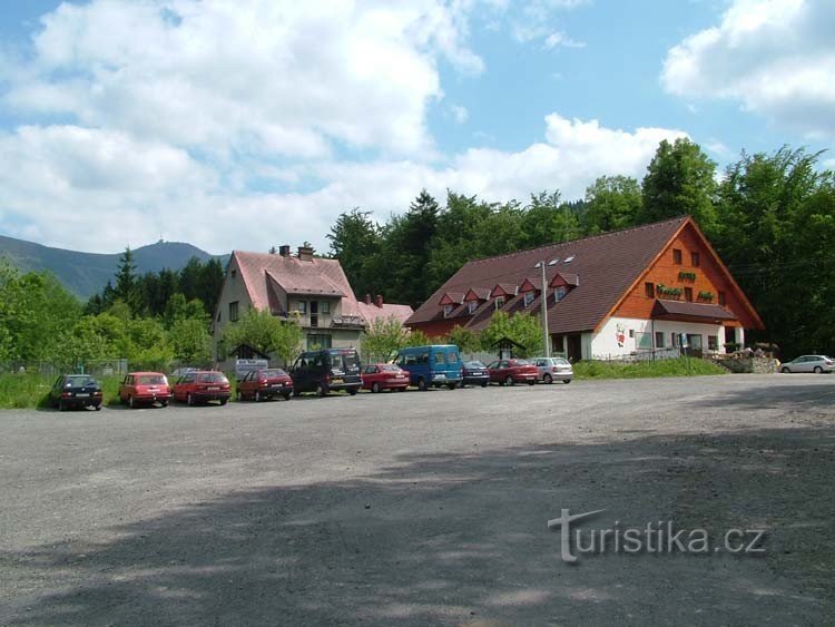 Hotel en parkeerplaats