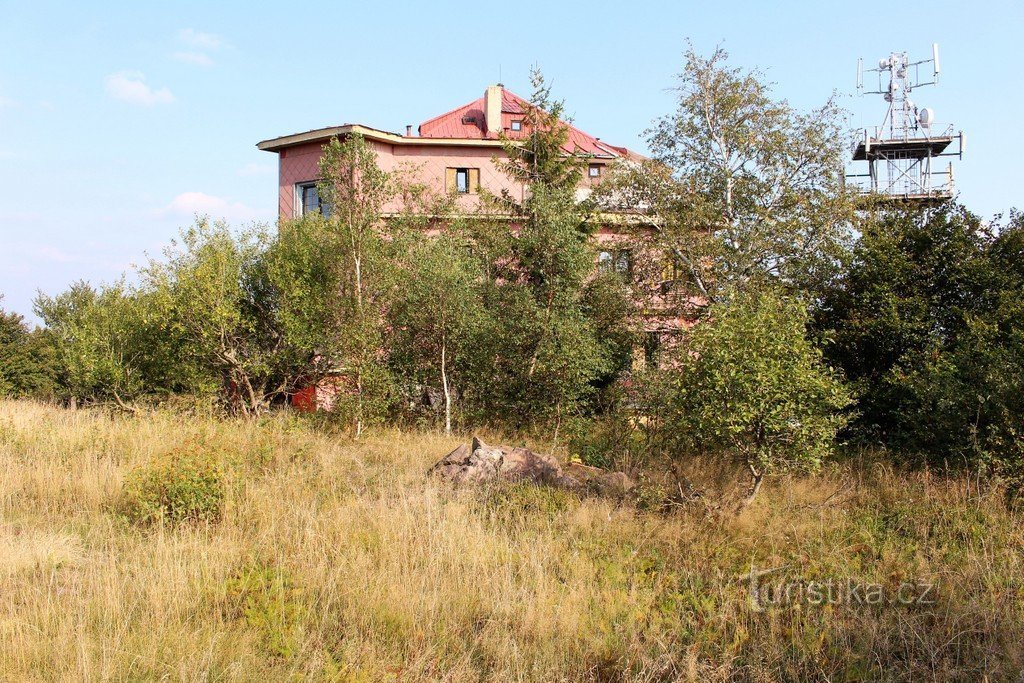 Hotel Bouřňák, Blick von der Straße auf den Gipfel