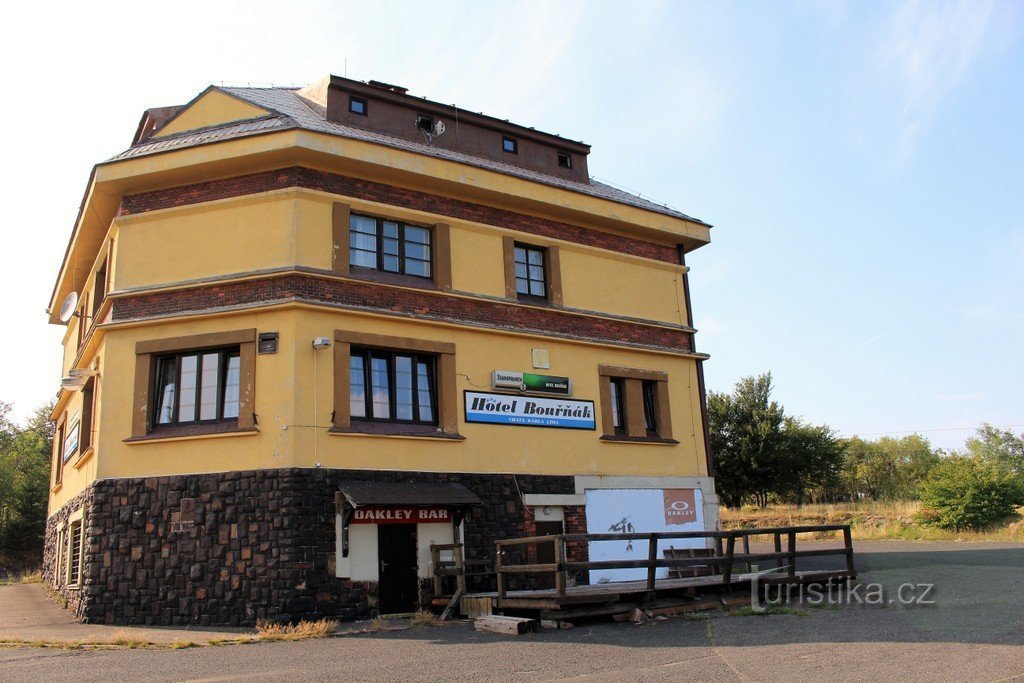 Готель Bouřňák, сторона входу