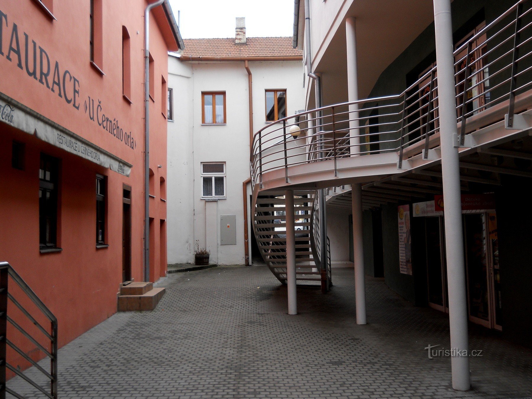 Hotel Černý orel - průchod