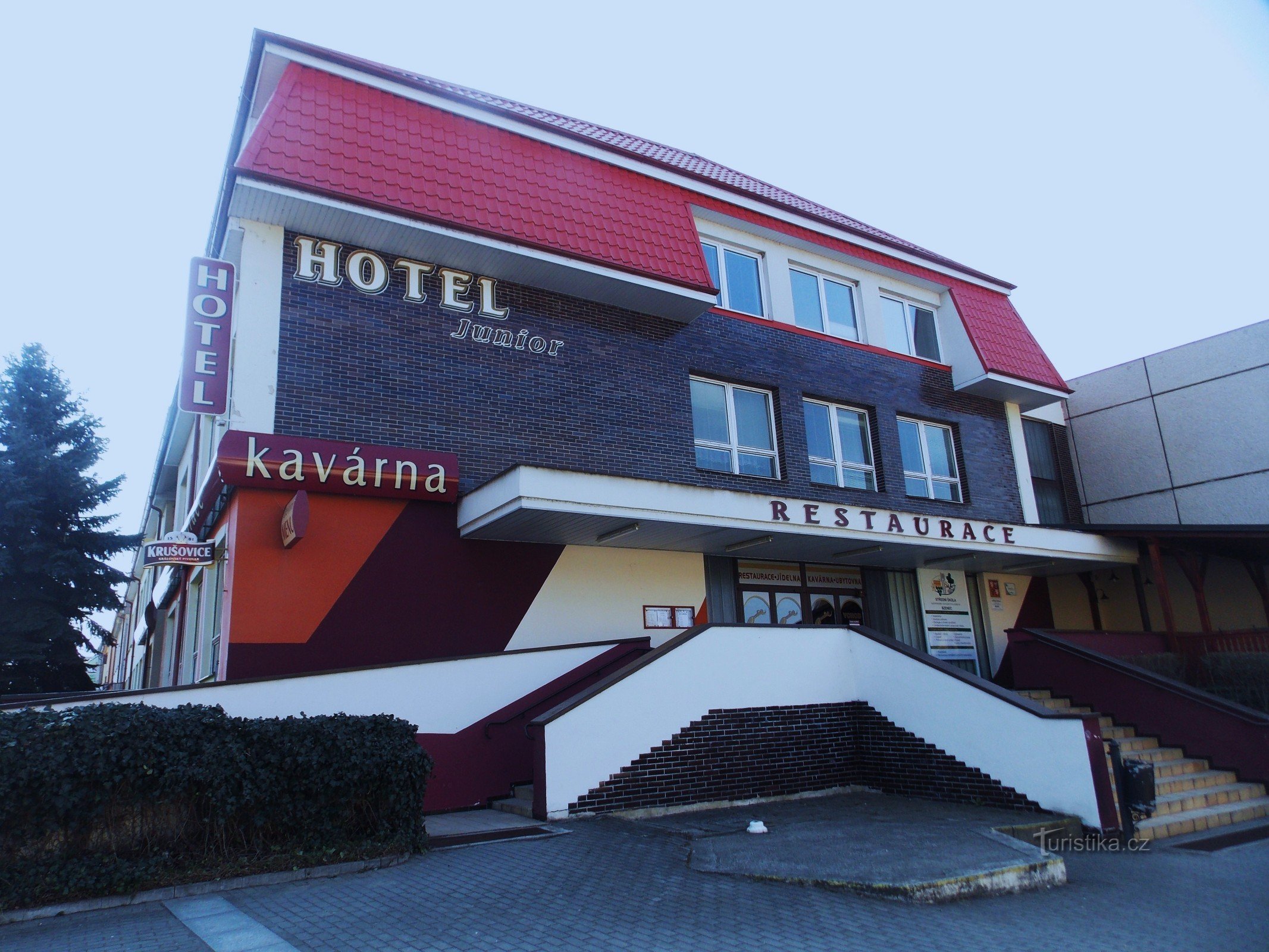 Hotel Junior com restaurante e café na cidade de Bzenci