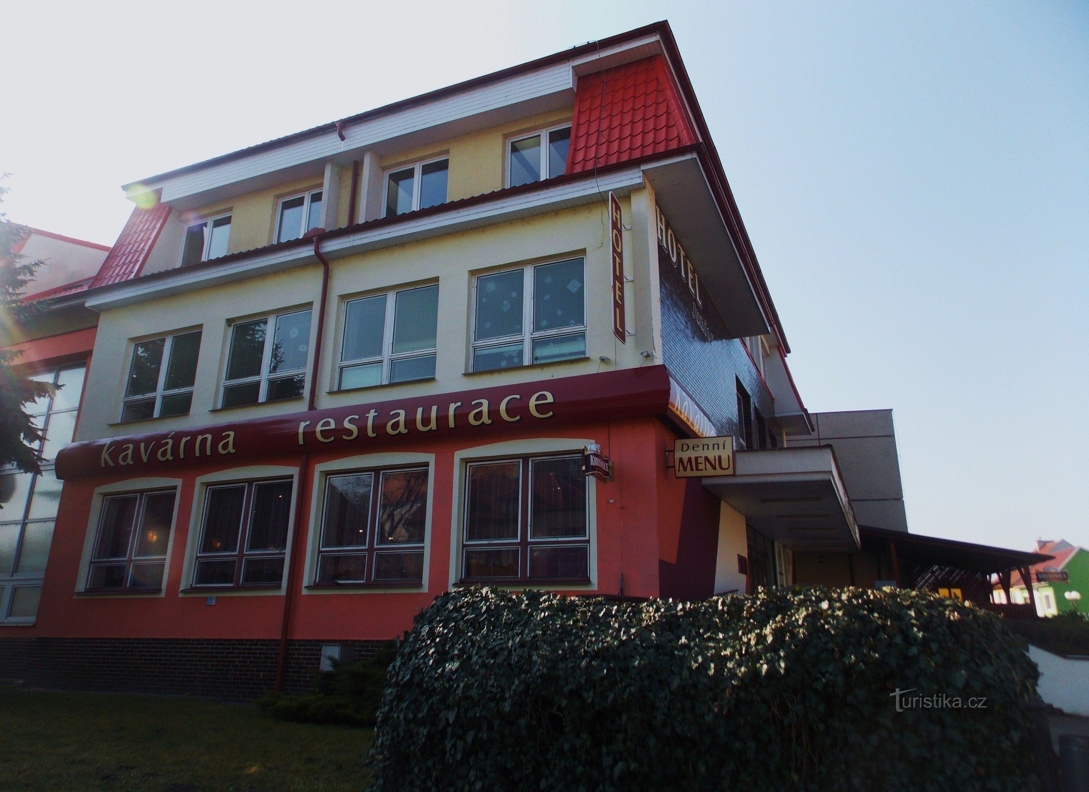 Hotel Junior med restaurant og cafe i byen Bzenci