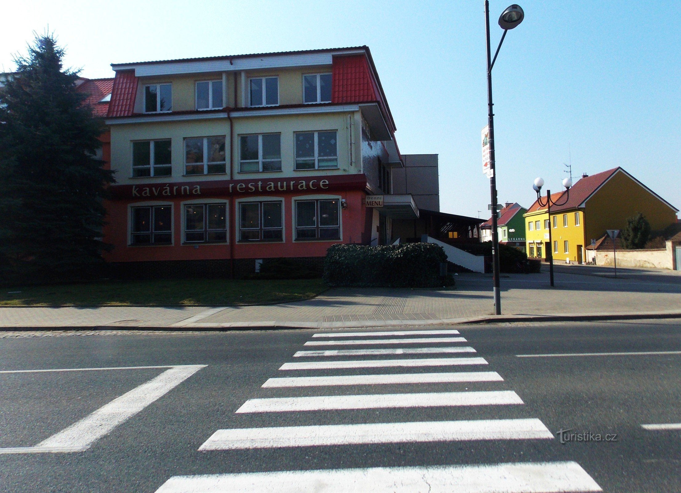 Hotel Junior med restaurang och café i staden Bzenci