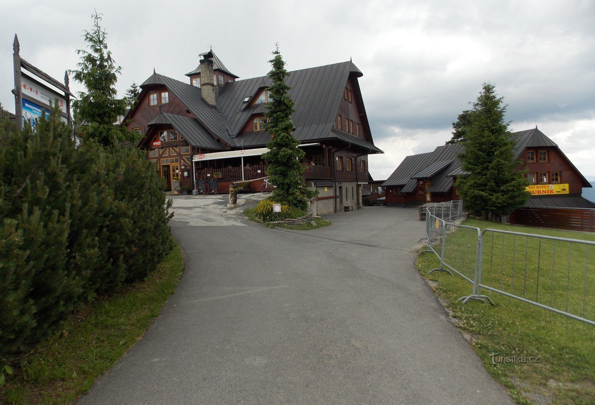 Kohútka 酒店和 Kurník 滑雪自助餐